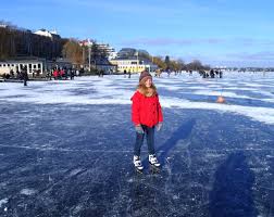 Waren elbe oder alster zugefroren, konnte man auf dem eis „rüschen oder elegant „schrittschuhe fahren. Eislaufen Schlittschuhe Alster Hamburg Jungfernstieg Eis