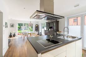 Kucheninsel Modern Mit Kochfeld Dunstabzugshaube Kuche Ideen Inneneinrichtung Stadtvilla Eco Doppel Offene Kuche Und Wohnzimmer Haus Kuchen Kuche Mit Insel
