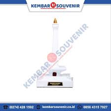 Cuaca cerah berawan diprediksi akan bertahan hingga sabtu malam diseluruh wilayah jakarta dan kepulauan seribu, kecuali jakarta utara yang diperkirakan akan diguyur hujan ringan. Jual Souvenir Miniatur Tugu Monumen Nasional Monas Jakarta Selatan Raphaelhuuslin Mall Tokopedia