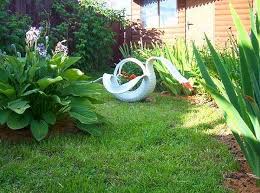 Dengan alat mudah, tayar boleh ditukar, dan menjadi pasu besar. Penggunaan Roda Di Kebun Bagaimana Cara Membuat Jalan Kebun Dari Tayar Lama Di Pondok Musim Panas Alat Dan Bahan Untuk Kerja
