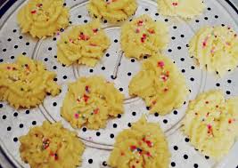 Resep kue semprit tiga rasa. Resep Kue Semprit 3 Bahan Dgn Tutup Botol Takaran Sendok Oleh Alfi Fitriani Cookpad