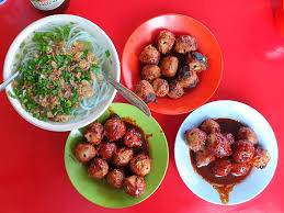 Bakso bakar khas malang dibuat dengan menusuk bakso dan dibakar bersama olesan bumbu rempah yang nikmat. Bakso Bakar Trowulan Malang Culinary Lounge