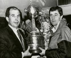 La copa se mira, se toca y se queda: Un Momento Historico Colo Colo Se Consagra Campeon De America En 1991 Y La Preciada Copa Esta En Manos De Eduardo Menichetti Presidente De La Institucion Y El Dt Yugoslavo Mirko Jozic