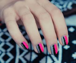 La superficie de las uñas la tienes que limar con una lima suave lo cual obtendrás menos brillo en las uñas naturales favoreciendo a las uñas acrílicas en su adhesión a la superficie Quieres Que Tus Unas Se Vean Mas Largas Solucionesestetica