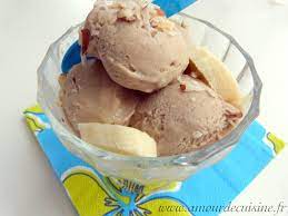 Justement là, avec simplement quelques bananes et un peu de chocolat, on obtient une glace crémeuse, sucrée, gourmande et très parfumée ! Glace A La Banane Sans Sorbetiere Amour De Cuisine