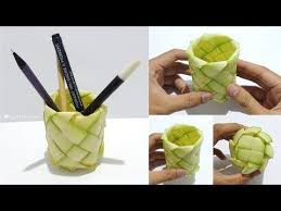 Cara Membuat Tempat Pensil Dari Anyaman Daun Kelapa Kreasi Janur Youtube Di 2020 Kelapa Tempat Pensil Daun