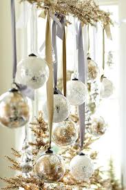 Silver and gold for christmas are so beautiful together; 20 Amazing Christmas Decorations In Silver And Gold Decor Home Ideas