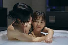 新婚”島崎遥香、稲葉友に湯船で抱きよせられる混浴カット到着 ノンスタ井上「この実写化、エロいです」 | ORICON NEWS