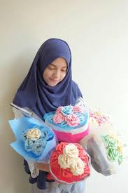 Nah, mari simak bersama cara berikut ini. Pesona Buket Bunga Kertas Hijra Finza Modal Minim Omsetnya Melejit Vemme Daily