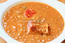 En verano podemos vivir perfectamente a base de ensaladas, sopas frías y carne y pescado a la plancha, pero en invierno nuestro cuerpo va a pedirnos más contundencia, lo que puede. Como Preparar Lentejas En Olla Rapida Receta Paso A Paso Mercado Calabajio