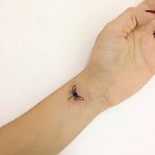50 Kleine Tattoos Frauen Die Schonsten Motive Mit Bedeutung Kleine Tattoos Frauen Kleine Tattoos Und Tattoos Frauen