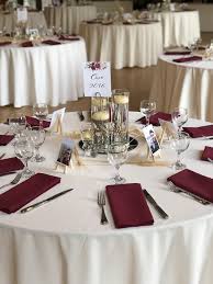 Ivory Table Linens With Burgundy Napkins Burgundy Wedding Centerpieces Gold And Burgundy Wedding Table Arrangements Wedding