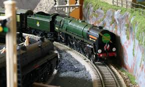 It linked london with dover, where passengers took the ferry to calais to join the flèche d'or of the chemin de fer du nord and later sncf which took them on to paris. Golden Arrow The Movie Loco Yard