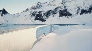 Permette di ricaricare l'auto e contribuisce a soddisfare le necessità energetiche domestiche, commerciali e industriali. Pionierprojekt In Den Schweizer Alpen Axpo