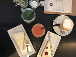 Das café jakubowski hat nicht nur ein herzhaftes angebot zur auswahl, sondern verwöhnt euch auf der schäl sick auch mit kaffee und kuchen. Kaffee Kuchen Grosse Auswahl An Hausgemachten Kuchen Im Belgischen Viertel In Koln