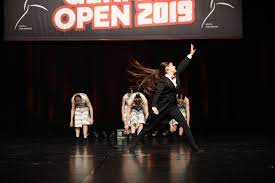 Though a foundation in ballet is important, jazz encourages the dancer to embrace personal expression. Jazz Dance Teens Tanzen Und Cheerleading Im Kmtv