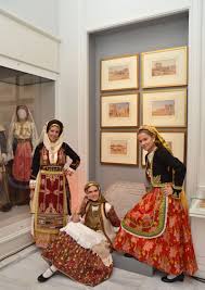 Άλλα εξαιρετικά εκθέματα είναι δύο χάρτες του αλεξανδρινού γεωγράφου κλαύδιου πτολεμαίου (2ος αι. To Moyseio Mpenakh Paroysiase Tis Foresies Me Proswpa Downtown Gr