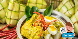 Di atas nasi, sehelai daun pisang lebih kecil dibentangkan dan hidangan tepi, kari ayam putih (), dendeng, hati dan hempedal ayam goreng dalam cili dan kelapa, sambal cili, telur rebus 'pindang', serunding dengan kacang, tempe goreng dan kacang panjang goreng diletak di. Risiko Di Balik Lezatnya Sepiring Ketupat Sayur Tirto Id