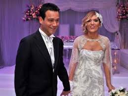 Demet akalın ile önder bekensir, esma sultan yalısı'nda evlendi. Demet Akalin Evliligini Bitiriyor