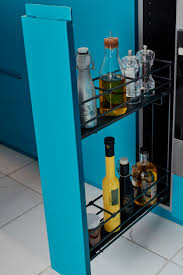 Un Rangement Astucieux Pour Les Bouteilles Rangement Placard Cuisine Poubelle Cuisine Amenagement Placard