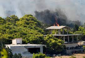 Στο σημείο έχουν σπεύσει ισχυρές δυνάμεις κατάσβεσης και συγκεκριμένα 24 πυροσβέστες με 11 οχήματα, ενώ επιχειρούν εναέρια μέσα. Mainetai H Fwtia Sthn Keratea Ektakto Mhnyma Apo To 112 Ekkenwste Thn Anabysso Enothtes Koinwnia Real Gr