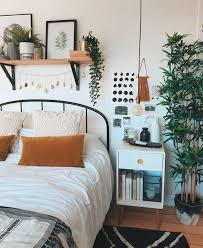 When it comes to decorating a small bedroom, first and foremost, it's important to remember that the layout is everything. Nachttisch Nachttisch Cozy Apartment Decor Room Ideas Bedroom Warm Bedroom