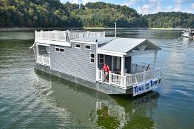 This model has a beautiful 400 square foot main floor and a surprisingly spacious lower stateroom downstairs. Harbor Cottage Houseboats Building Quality Cottage And Houseboats