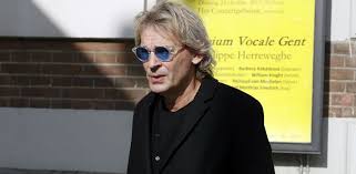 Dan krijgt hij wel over secundaire wegen want hij heeft een angst voor snelwegen. Fobie Kost Matthijs Helft Van Vrije Tijd Story