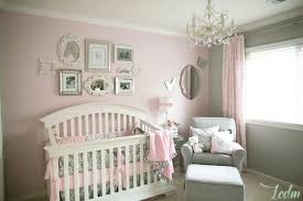 Peinture chambre adulte grise avec des détails déco rose et gris pour personnaliser son intérieur. Idees Deco Chambre Bebe Fille