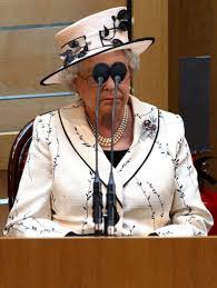 Photos 30 Funny Pictures Of The Queen Queen Pictures Queen Elizabeth Queen Photos