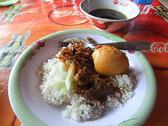 Alangkah baiknya jika nasi yang digunakan penyajian nasi goreng yang paling tepat adalah saat masih hangat dan pada pagi atau malam hari. Nasi Campur Wikipedia