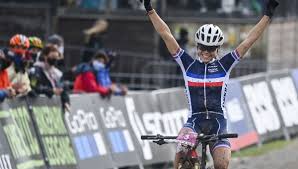 Médaillée d'argent du relais mixte L Annecienne Loana Lecomte Championne Du Monde Espoirs De Vtt