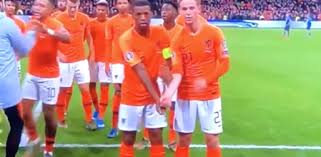 The liverpool man celebrated with frenkie de jong and compared skin tone wijnaldum's actions come days after ahmad mendes moreira was abused; Frenkie De Jong Y Georginio Wijnaldum Se Unen Contra El Racismo
