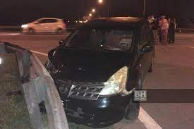 Gambar lambang spana dekat kereta nissan grand lavina. Remaja Maut Motosikal Rempuh Kereta