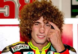 Tum medikal ekip simoncelli ile ilgilendiği icin yarışın iptal edildiği söyleniyor. Marco Simoncelli Dies In Motogp Crash In Malaysia Other News India Tv