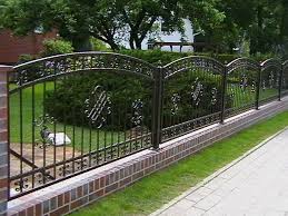 Bogenformiger Schmiedeeiserner Zaun Mit Elektrischem Schiebetor Schmiedeeiserne Zaune Elektrische Schiebetore Zaun