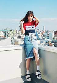 fila のトリコロールｔシャツは スカートと合わせるのが今の気分 小物でトレンド感をさらに盛るよ 横田真悠 tシャツ 1880 doublefocus デニムスカート 5900 セシルマクビー 渋谷109店 ウエストポーチ 2300 me ソックス 3足で 1000 2021 横田