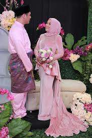 Mereka menjadi diri sendiri di mata umum tetapi tetap nampak romantis dan tidak menyembunyikan hubungan percintaan mereka. Gambar Shila Amzah Bertunang Dengan Haris Idraki Elias Sensasi Selebriti