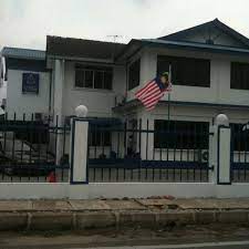 Polis menahan seorang remaja perempuan bagi membantu siasatan kes bunuh siti ketua polis daerah hulu terengganu, deputi superintendan mohd adli mat daut berkata, suspek berusia suspek datang ke balai polis telemong ditemani ibunya untuk memberi keterangan bagi. Photos At Balai Polis Kuala Terengganu Police Station