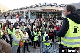 Plusieurs points de blocage demeurent dimanche soir et les gilets jaunes indiquent leur volonté de poursuivre le mouvement lundi. Gilets Jaunes Les Points De Blocage A Millau