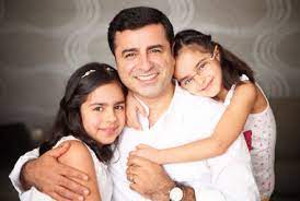 Demirtaş'ın seçim öncesi cezaevinden gönderdiği sandığa gidin çağrısının kendisini mutlu ettiğini ifade eden i̇mamoğlu'nun sözleri şöyle: Hdp Nin Cumhurbaskani Adayi Selahattin Demirtas Evinin Kapilarini Ilk Kez Ve Sadece Ht Pazar A Acti Gundem Haberleri