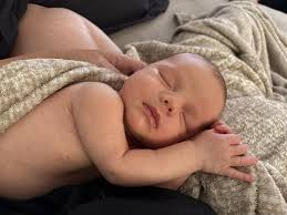 Can yu put a different background around the baby please