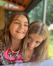 Gisele y Claudia se pasan horas leyéndolo los libros de las aventuras de  Las Ratitas!! 🥰 Os imagináis como será el tercero??!!😱🤩 #librolasratitas  #giseleyclaudia #lasratitas @ Andorra