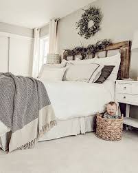 This Rustic Farmhouse Bedroom Is Just So Cute What Do You Think Of This Room Tag A Friend Wh Rustic Farmhouse Bedroom Home Bedroom Farmhouse Bedroom Decor