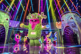 Álarcos énekes is a hungarian reality singing competition television series based on the masked singer franchise that originated from the south korean version of the show king of mask singer. Elstartolt Az Alarcos Enekes Kiderult Ki A Panda Es Lattunk Kenyszerzubbonyos Szexi Nyulat Okoshutonek Alcazott Robotot Is Nlc