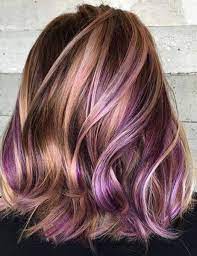 Il se marie avec toutes les coupes, courtes, longues, lisses, bouclées, offrant des mèches dorées par le soleil, à moins qu'elles ne se teintent de lumière rouge. Cheveux Violets La Tendance Pinterest Qui Nous Seduit Femme Actuelle