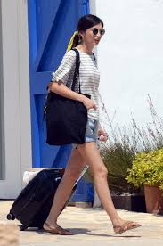 Самые новые твиты от gemma chan (@gemma_chan): Gemma Chan And Dominic Cooper Leaving Formentera August 2018 Celebmafia