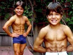 Voici une photo de l'homme le plus musclé au monde, à notre avis il a quand même un peu abusé de la musculation. Regardez Ce Qu Est Devenu L Enfant Le Plus Muscle Du Monde Muscle Culture Enfant