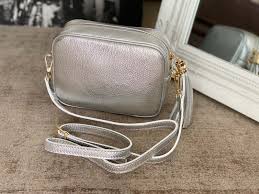 62% off / +1 couleur. Petit Sac En Cuir Argent Aly Avec Bandoulierere Retour Offert Saheline