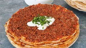 Kayseri yağlaması tarifi için ilk olarak su, süt, maya, şeker ve sıvı yağ bir kabın içerisine alınıp maya eriyene kadar karıştırılıyor. Kayseri Yaglamasi Tarifi Nasil Yapilir